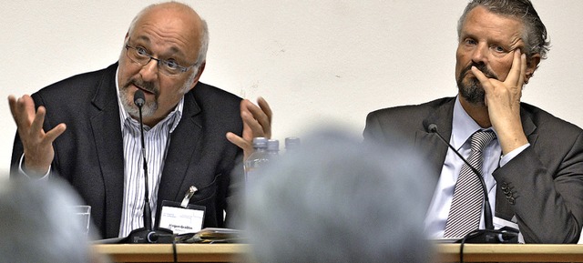 Meinungsstark sind sie beide: Jrgen G...rnot Erler bei der Podiumsdiskussion.   | Foto: Michael Bamberger