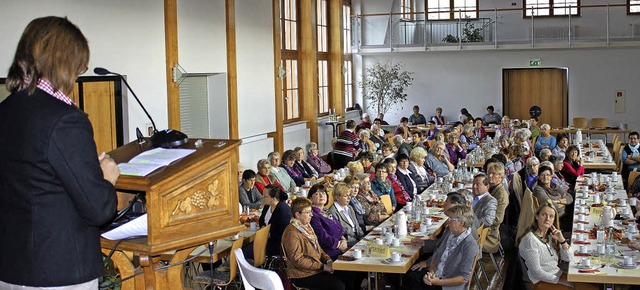 Volles Brgerhaus: Rund 100 Frauen aus...r Landfrauen nach Ringsheim gekommen.   | Foto: Adelbert Mutz