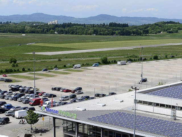 Blick von der Messe auf den Flugplatz und den Wolfswinkel   | Foto: schneider