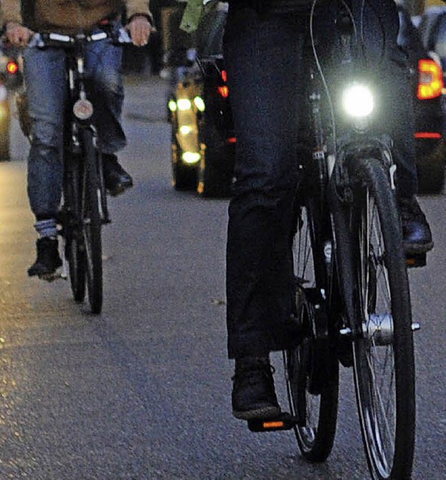 Ein deutlicher Unterschied: Fahrradfahrer mit und ohne Licht  | Foto: dpa