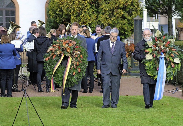 Krnze wurden anlsslich des Volkstrau...lug  auch einen Bogen zur  Gegenwart.   | Foto: Hans-Jrgen Hege