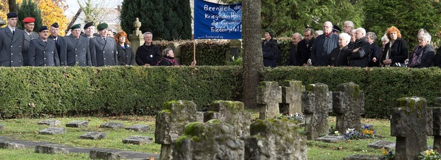 Am Ehrenmal auf dem alten Friedhof wur...t einem Transparent kam nicht gut an.   | Foto: Volker Mnch