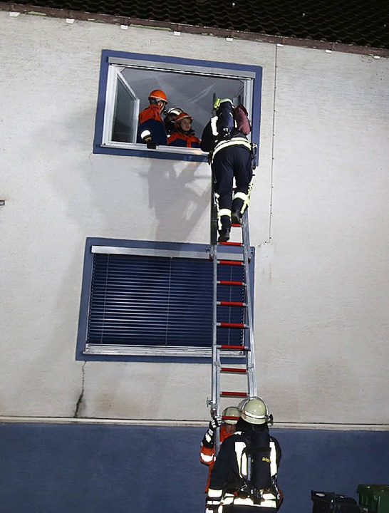 Über eine Leiter konnten vier Menschen gerettet werden.  | Foto: Sandra Decoux-Kone