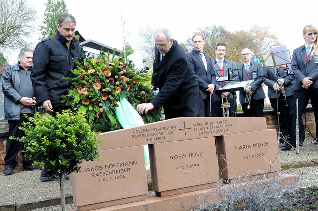 Mit einer Kranzniederlegung am Gedenks...nstaltung auf dem Steinener Friedhof.   | Foto: Robert Bergmann