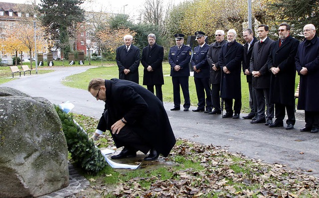 Brgermeister Guido Schneboom legte einen Kranz nieder.   | Foto: H. Fssel