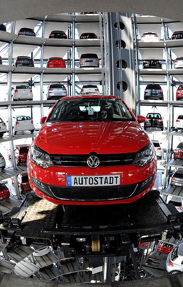 Ein VW Polo wird in einem der sogenann...otrme in Wolfsburg in Szene gesetzt.   | Foto: dpa