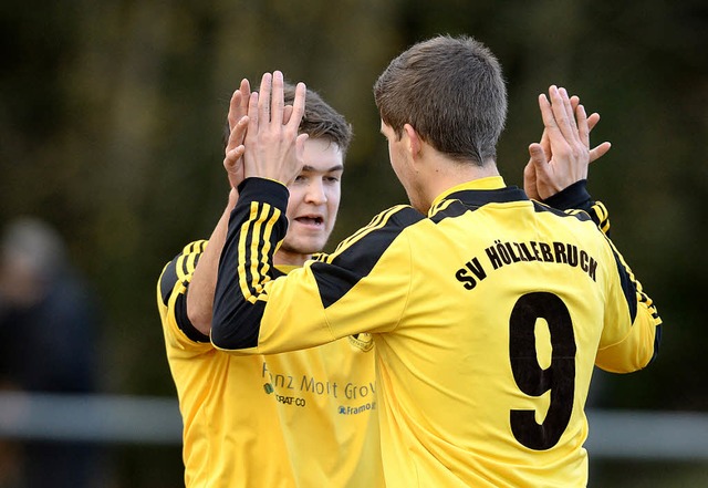 Der erste von fnf Treffern des SV Hl...:0-Fhrung auf dem Hartplatz in Saig.   | Foto: patrick seeger