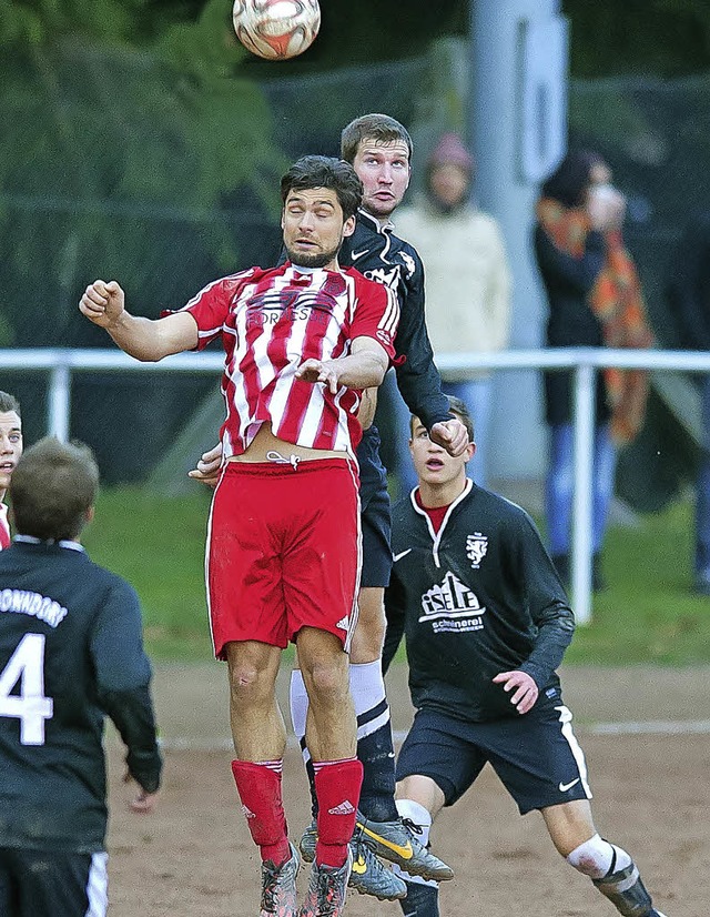 Die beiden Torschtzen im Kopfballduel...) und TuS-Abwehrspieler Heiko Gntert   | Foto: Wolfgang Scheu