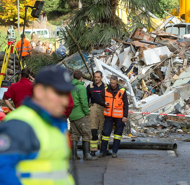 Rettungskrfte in der Nhe von Lugano ...ein dreistckiges Wohnhaus zerstrte.   | Foto: dpa