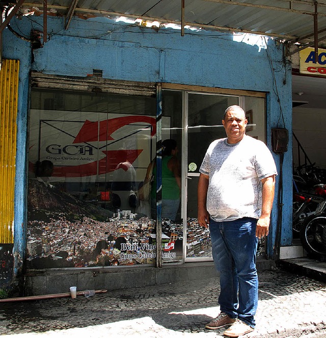 Carlos Pedro steht vor seinem Briefzus...service in der Armensiedlung Rocinha.   | Foto: dpa