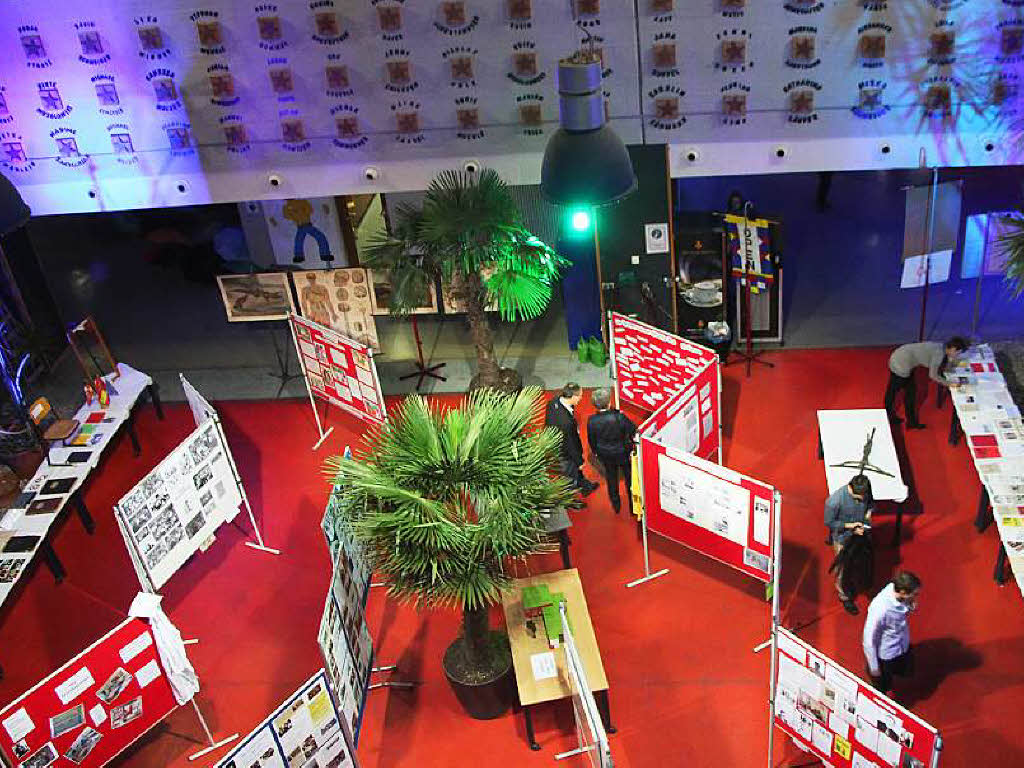 Ausstellung mit Erinnerungsstücken aus der Schule. Ausstellung mit Erinnerungsstücken aus der Schule.