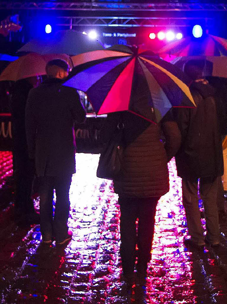 Wintergrillen am Samstag Abend auf dem regnerischenMarktplatz mit der Musikgruppe Querbeat - Regenschirme waren angesagt !