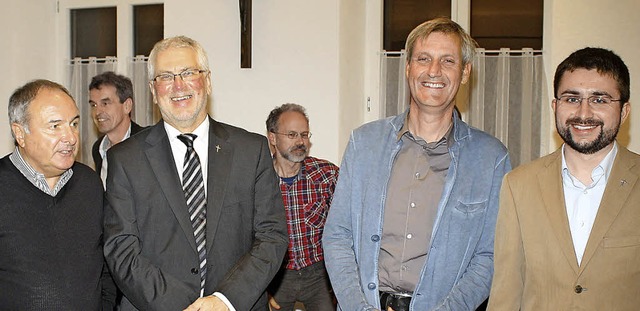 Rundum zufriedene Gesichter gab es nac...t Bechinger und Vikar Christian Erath.  | Foto: Werner Schnabl