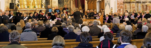 Sechs Chre haben sich am Benefizkonze...tuhls der Altdorfer Kirche beteiligt.   | Foto: olaf Michel