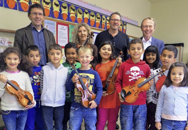 Rektor Simon freut sich mit Musiklehre...) ber die Spende der Brgerstiftung.   | Foto: PRIVAT