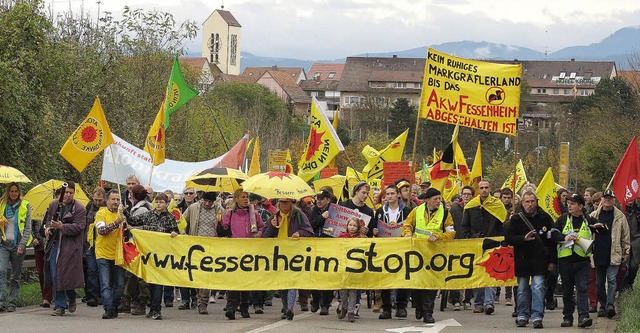 Rund 400 Atomkraftgegner zogen von Neu...g ber die Rheinbrcke nach Chalamp.   | Foto: Dorothee Philipp