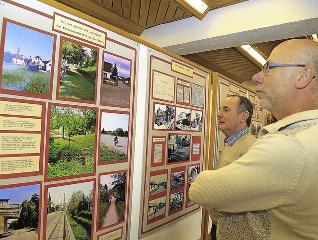 Besucher der Ausstellung betrachten Fo...meter langen Lokalbahn dokumentieren.   | Foto: Sandra Decoux-Kone