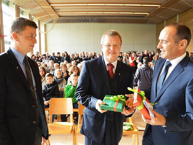 Rudolf Schuler, Brgermeister von St. ... Schindler (links) Abschiedsgeschenke.  | Foto: Alexandra Wehrle