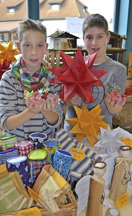 <Text>Sehr fingerfertig sind Steffen (... Sterne hatten sie im Angebot. </Text>  | Foto: Liane Schilling