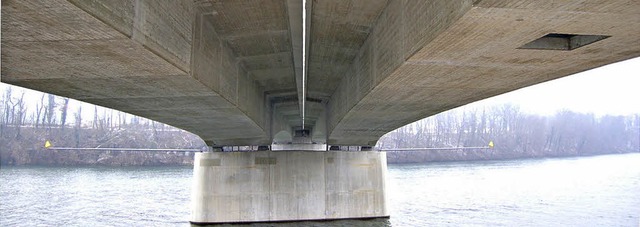 Das Schweizer Militr hat bis vor kurz...mmern der Autobahnbrcke vorgehalten.   | Foto: Heinz Vollmar