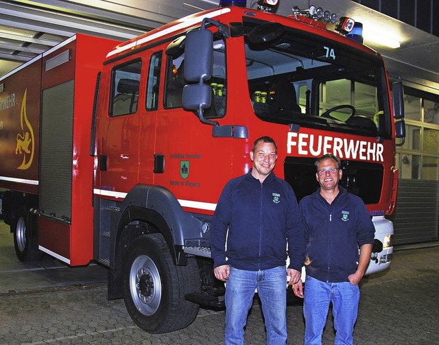 ber das neue Fahrzeug im Hausener Feu... Schwald (links) und Axel Drflinger.   | Foto: Edgar Steinfelder