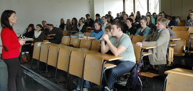 Die Bundestagsabgeordnete Rita Schwarz...r Hans-Thoma-Schule Rede und Antwort.   | Foto: annemarie zwick