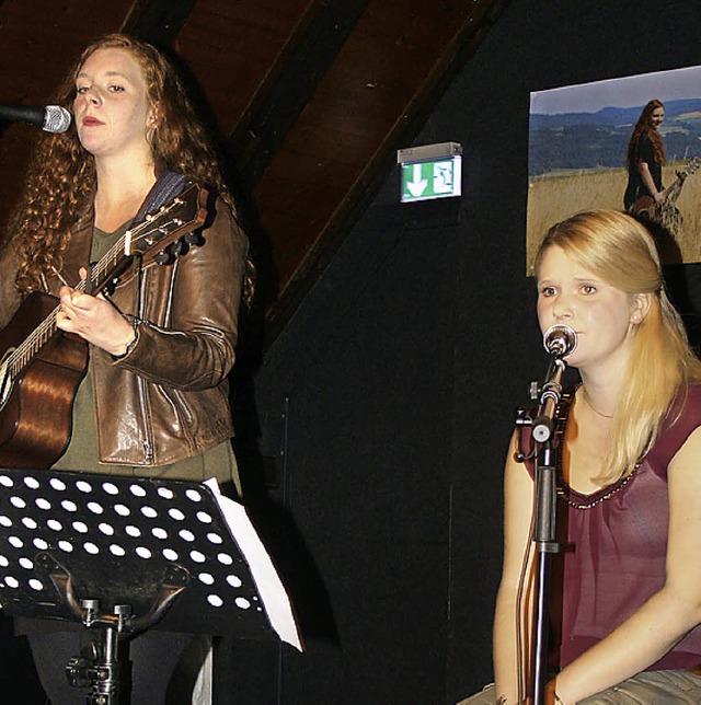 Legten ihre Nervositt bald ab: Franzi...ks) und Linda Runge als Duo Sommerwind  | Foto: Zell