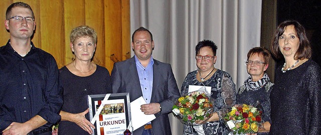 Ausgezeichnegt fr  langjhrige Mitgli... Rechts Vereinsvorsitzende Judith Lutz  | Foto: Rolf Reimann