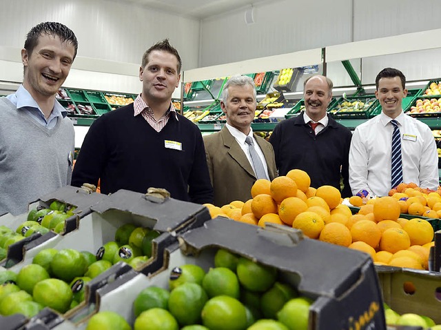 Marktleiter Julian Knobel (rechts) und...en sich ber den neuen Frischebereich.  | Foto: Fertl