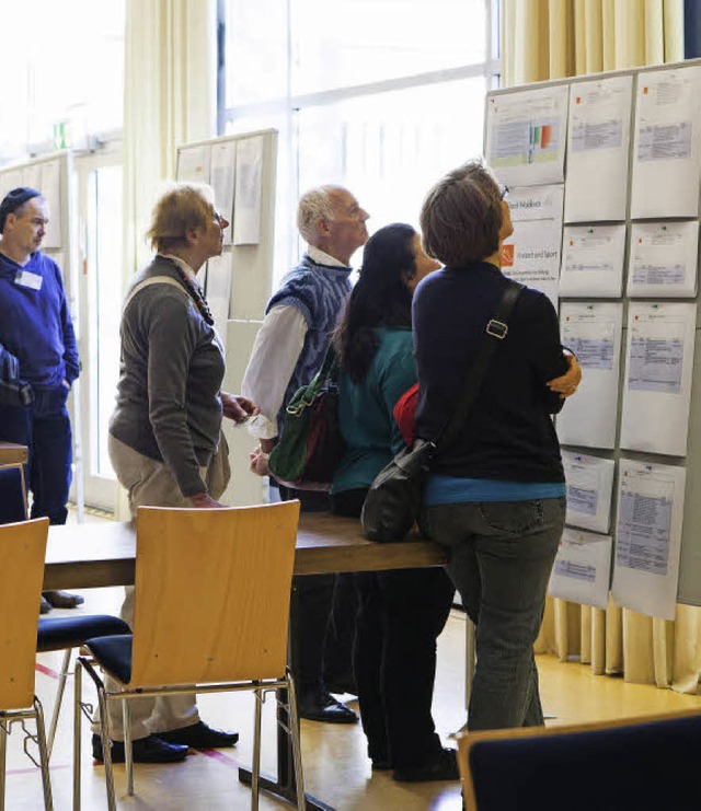 Die Brgerforum-Teilnehmer studieren d...ieend neue Leitstze zu formulieren.   | Foto: Gabriele Zahn
