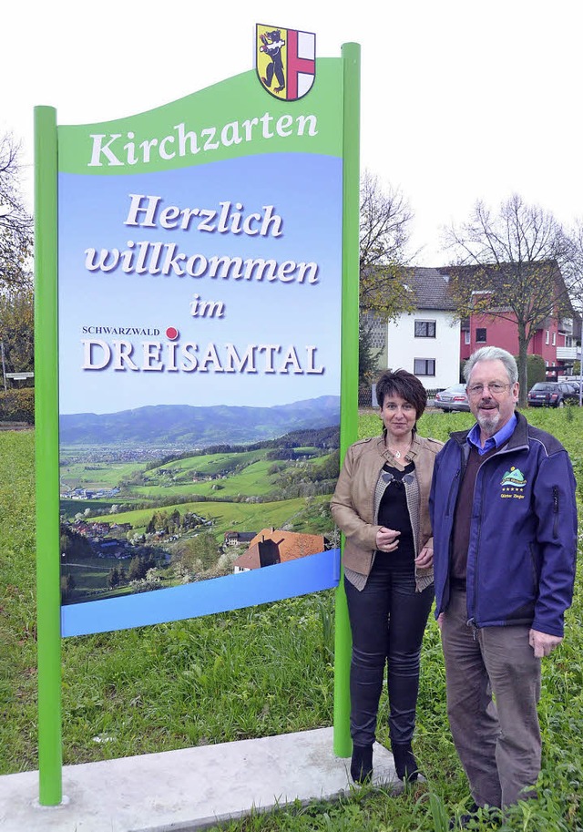 Vera Schuler und Gnter Ziegler vom Ve...egrungstafeln an den Ortseingngen.   | Foto: Markus Donner