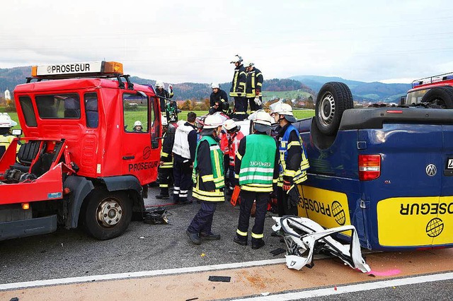 Drei Schwerverletzte gab es bei einem ...gtal. Sechs Fahrzeuge waren beteiligt.  | Foto: Christoph Breithaupt, Christoph Breithaupt