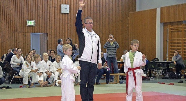 Der erfahrene Judotrainer und Kampfric... Gerspacher mit zwei kleinen Akteuren   | Foto: Frey