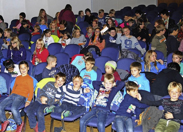Begeisterte Zuschauer waren die Kinder...&#8222;Tapferen Schneiderlein&#8220;.   | Foto: Edgar Steinfelder