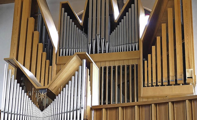 Die renovierte Orgel mit dem neuen Zim... im Rckpositiv an der Emporenbrstung  | Foto: Ekkehard Fehl