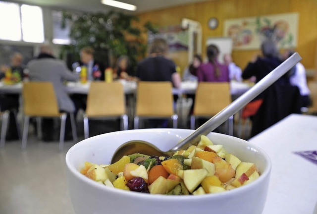 Groe gemischte Tafelrunde: Nach gemeinsamem Kochen wird gegessen.   | Foto: Thomas Kunz