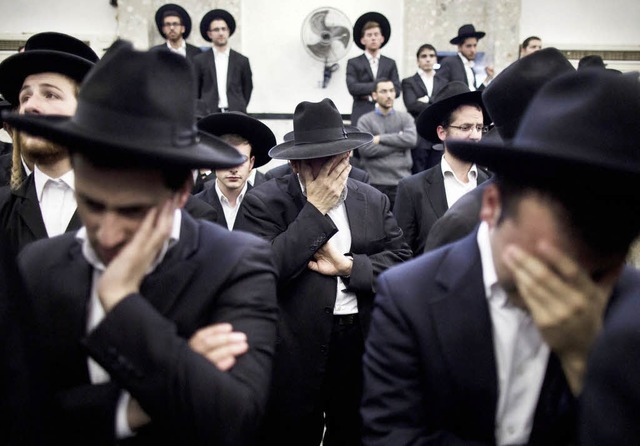 Entsetzen und Fassungslosigkeit: Orthodoxe Juden trauern in Jerusalem.  | Foto: dpa