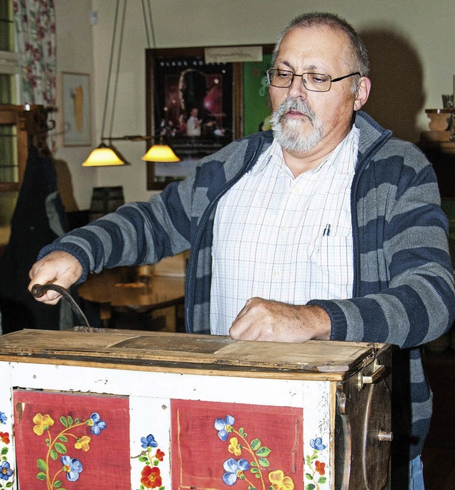 Michael Frey stimmt auf der alten Drehorgel den Ettenheimer Narrenmarsch an.   | Foto: O. Michel