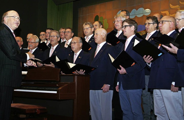 Dirigent Hermann Hess (links) hat die ...; und beschert ihnen Freude am Singen.  | Foto: Christa rinklin