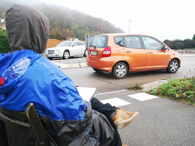 Junger Mann bei der Verkehrszhlung  | Foto: Ralf Staub