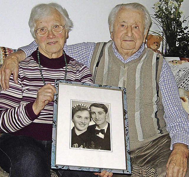 Hilda und Adelbert Gangwisch mit ihrem Hochzeitsfoto.   | Foto: Arndt