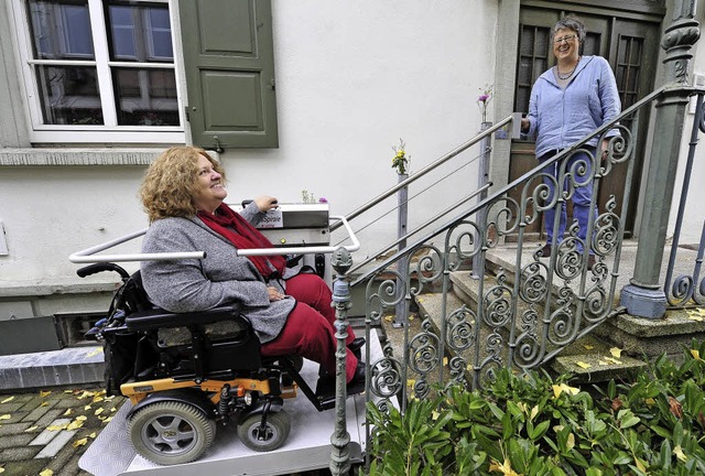 Behindertenbeauftragte Esther Gruneman... (Tritta) den Basler-8-Lifter    vor.   | Foto: T. Kunz