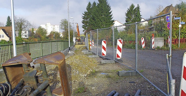 Endlich bewegt sich wieder etwas entla... an die Mauer der Rampe  offen liegen.  | Foto: Rolf Reimann