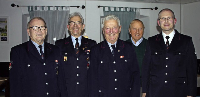 Kommandant Achim Baer ehrte treue Mitg...ler, Reinhold Schaber und Ewald Wrne.  | Foto: Herbert trogus