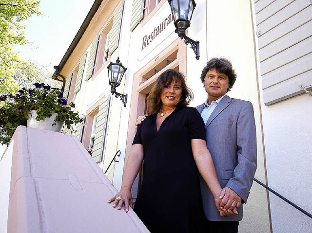 Beatrix und Ren Gessler vor dem &#822...hus&#8220; des Hotels Schloss Reinach.  | Foto: Ingo Schneider