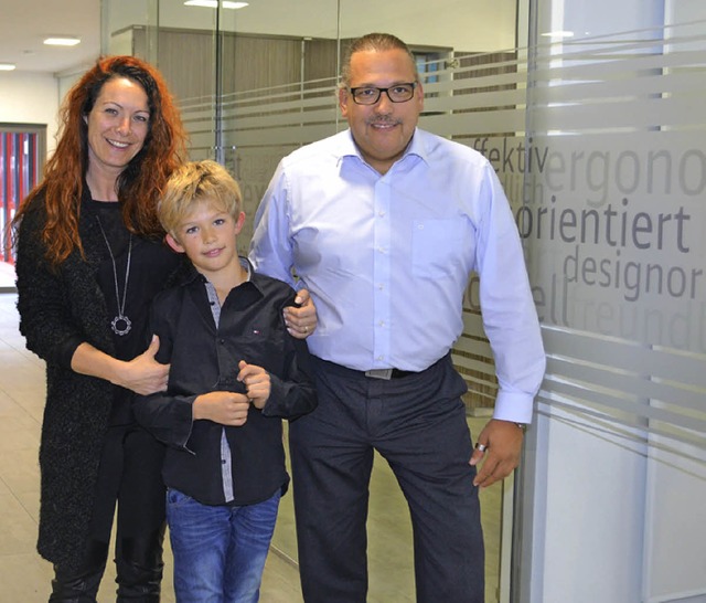 Bianca und Raimund Fischer mit Sohn Ca...akt in der neuen Verwaltungszentrale    | Foto: Nikolaus Bayer