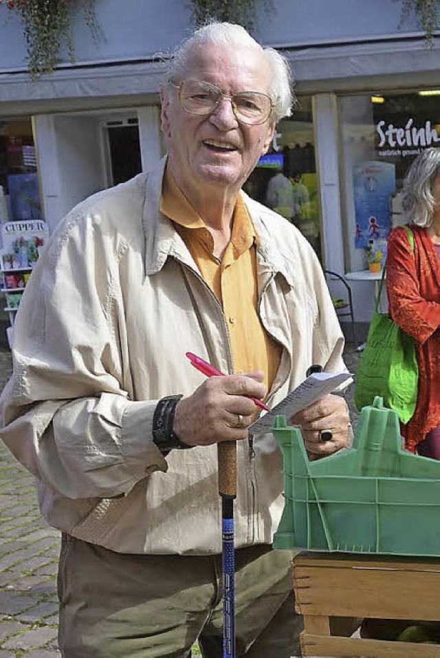 Wolfgang Meyer unterwegs auf dem Wochenmarkt.   | Foto: Bernd Fackler