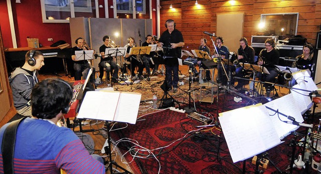 Volle Konzentration: Mitglieder der Big Band W im Tonstudio  | Foto: WOLFGANG KNSTLE