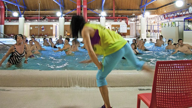 Aqua-Zumba-Trainerin Elizabeth steht am Beckenrand und gibt die bungen vor.   | Foto: Detlef Bohe