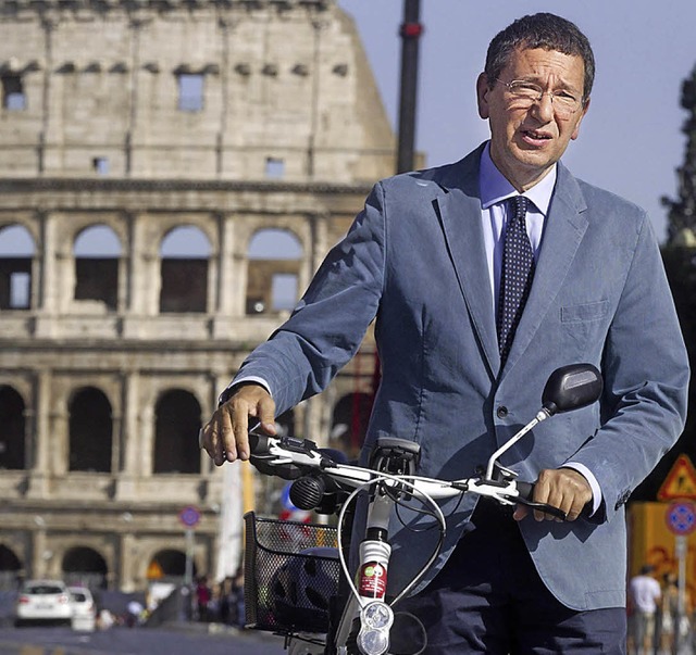 Der rmische Brgermeister Ignazio Marino fhrt jetzt lieber Rad.  | Foto: dpa